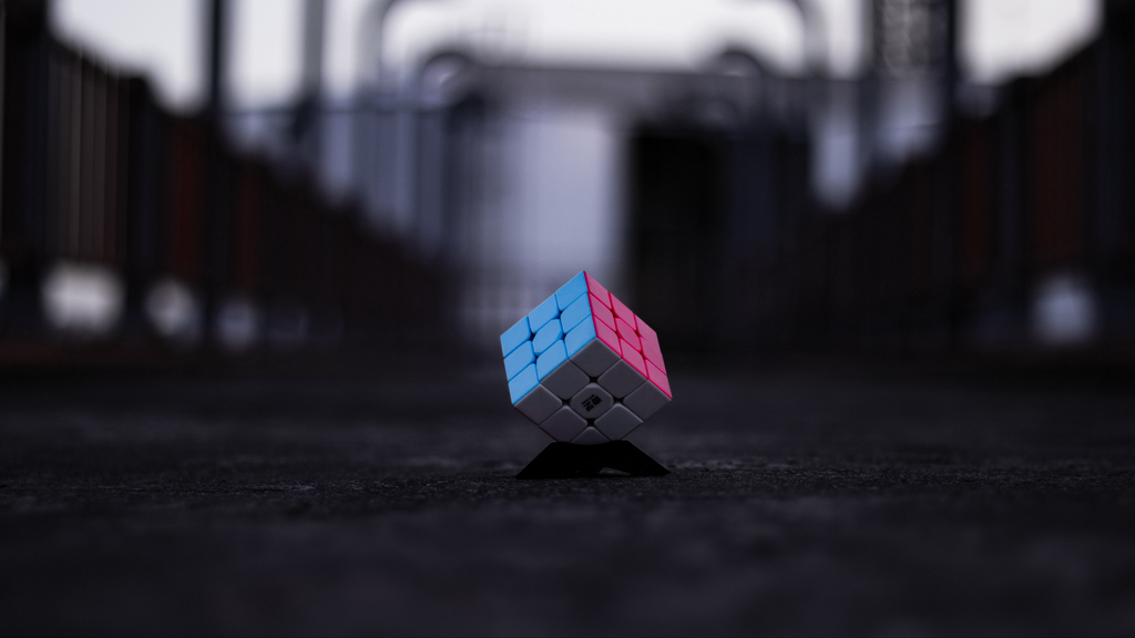 Rubik\'s Cube Wallpaper: Trang trí màn hình của bạn với một hình nền Rubik thú vị! Hình ảnh về trò chơi độc đáo này sẽ khiến người xem của bạn ngạc nhiên và tò mò. Đến xem hình ảnh để chọn cho mình gam màu và hình dáng yêu thích của Rubik. 