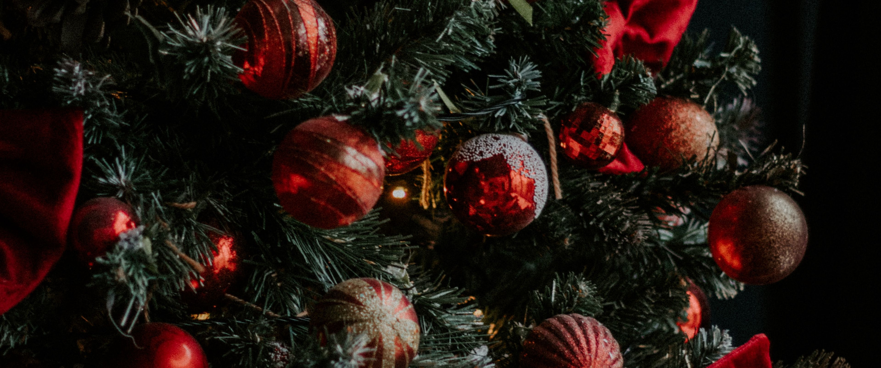 Hãy đón chào mùa Giáng Sinh ấm áp với những hình nền cực kỳ đáng yêu! Wallpaper Giáng Sinh của chúng tôi sẽ đem đến cho bạn không khí lễ hội ấm áp và thú vị. Hãy thưởng thức bức tranh màu sắc tuyệt đẹp này và tìm hiểu thêm về những cách thức để kết hợp nó trong thiết kế của bạn.
