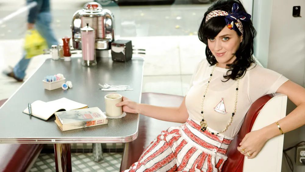 Обои Katy Perry Having Coffee Retro Look 1280x720