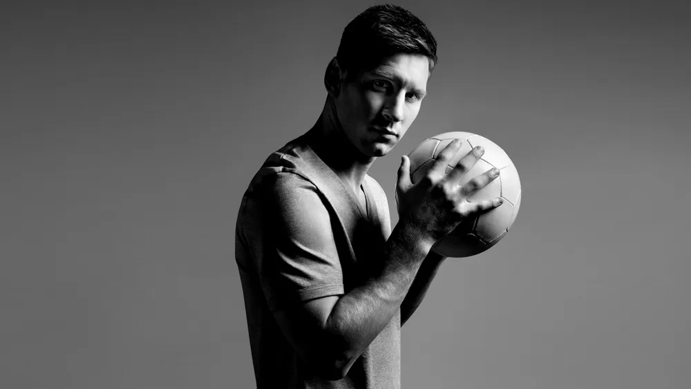 Обои Lionel Messi Football In Hands 2560x1024