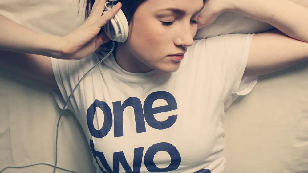 Обои Music Addict Headphones Girl 640x960