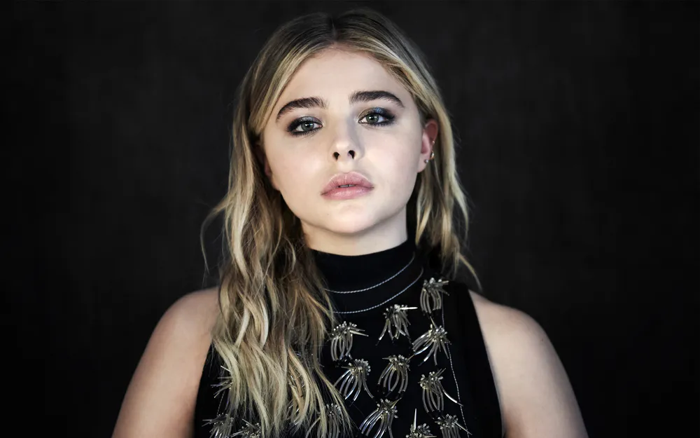 Обои Chloe Grace Moretz Logos Trailblazer Honors 2560x1600