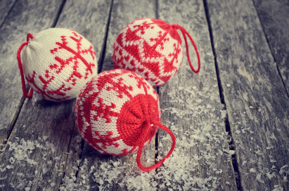 Обои Новогодние украшения 1280x1024