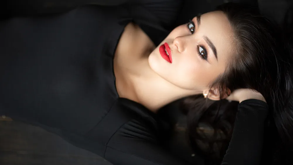 Wallpaper Brunette 1024x768