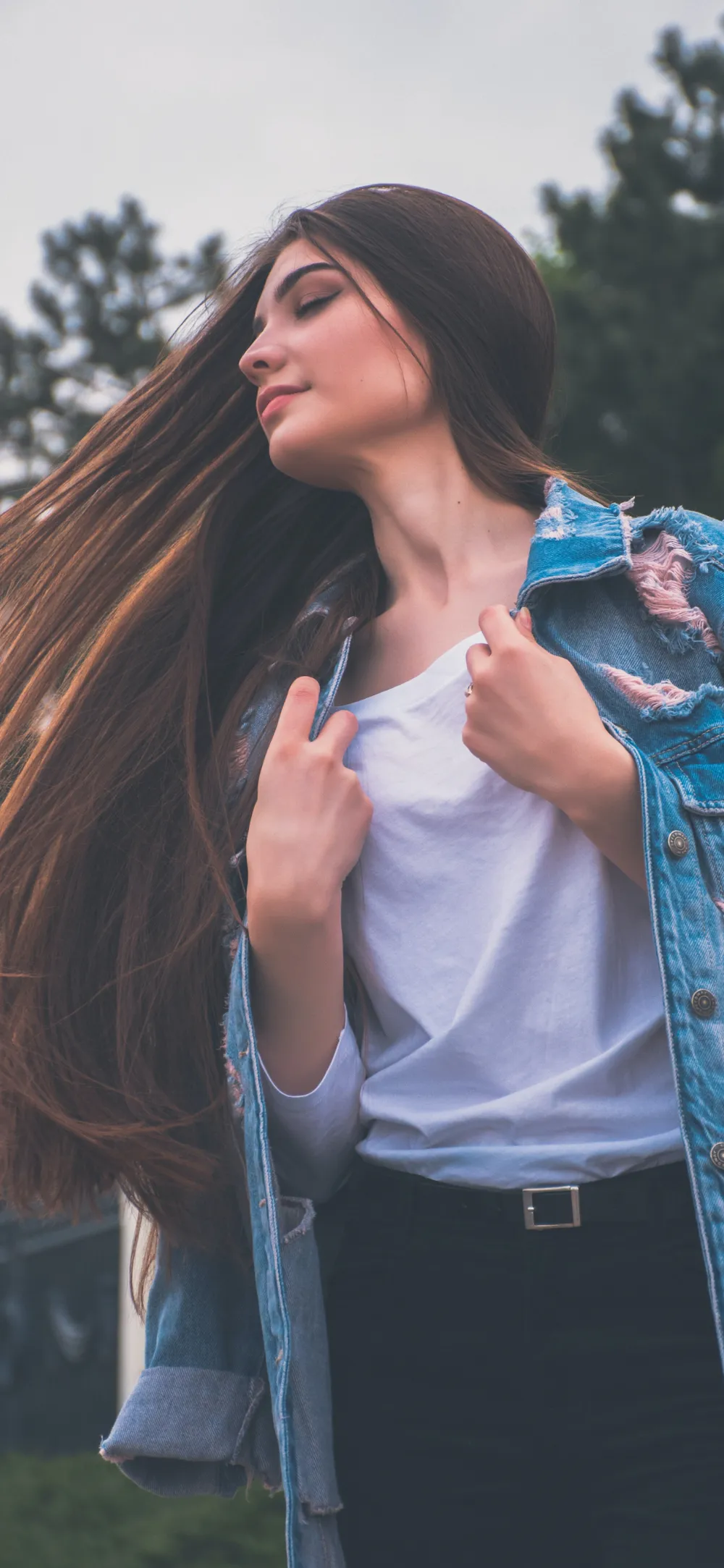 Wallpaper Young woman 750x1334