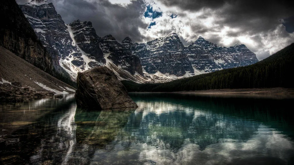 Desktop wallpaper: Lake in the mountains
