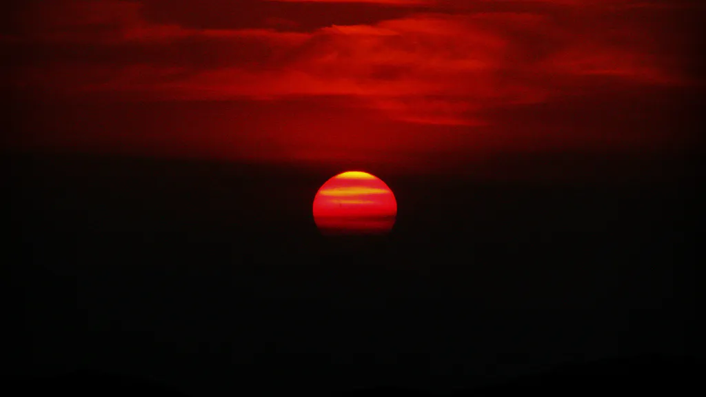 Desktop wallpaper: The sun in the mountains
